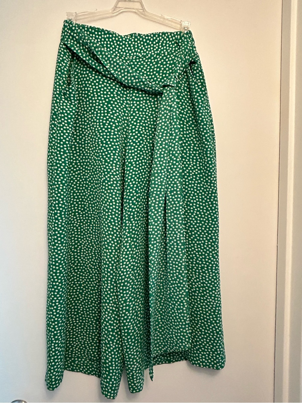 Max Studio Green Polka Dot Capris